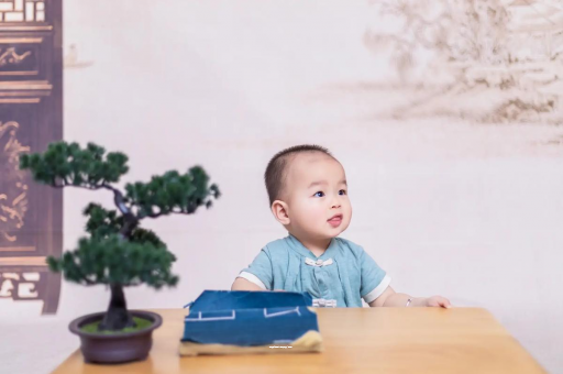 白山怀孕肚子中间凹两边凸