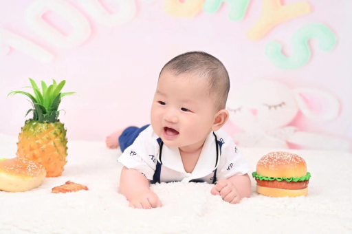白山宝宝在妈妈肚子里